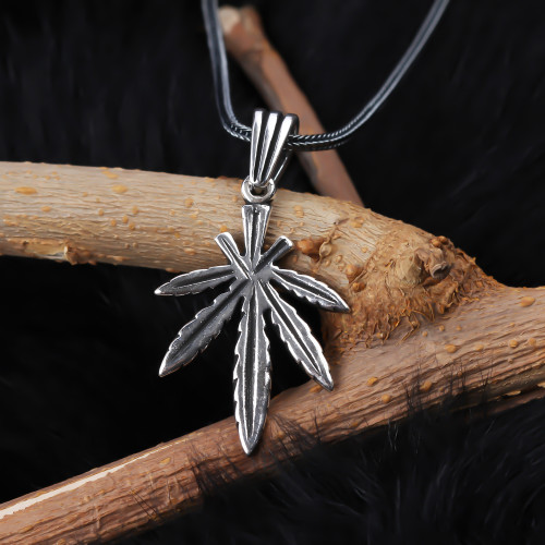 Glorria 925k Sterling Silver Men Hemp Leaf Necklace Glorria 925k Sterling Silver Men Hemp Leaf Necklace